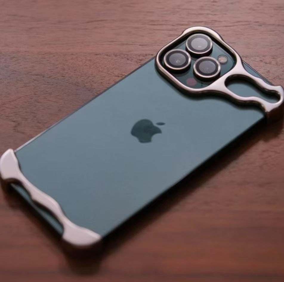 Irregular-shaped metal corner pads